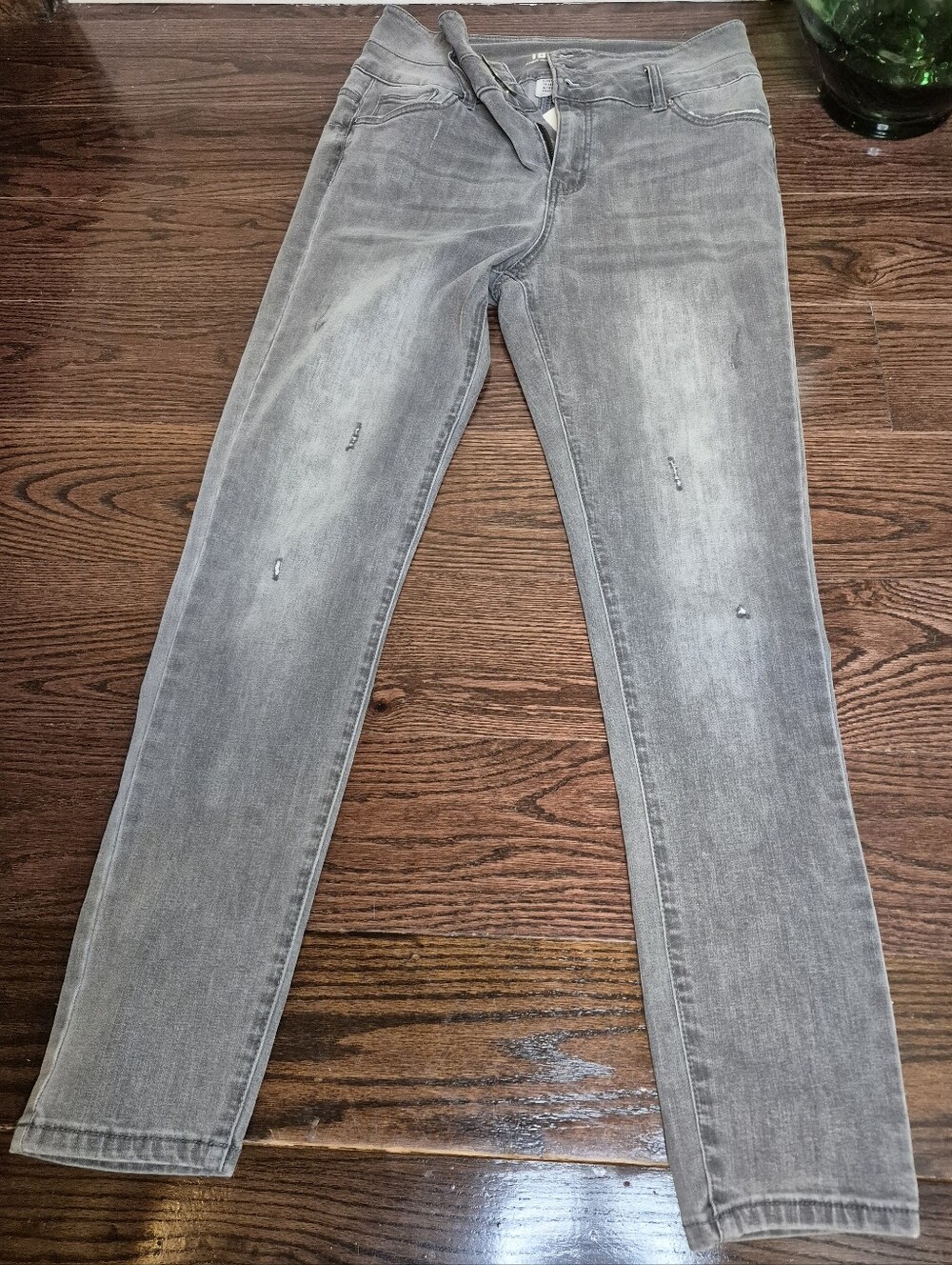 Women’s Grey Skinny Jeans with Subtle Distress